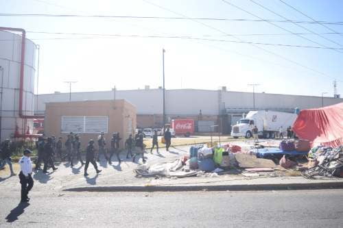 Policía municipal retira a ambulantes que vendían ropa usada sobre vialidad Alfredo del Mazo